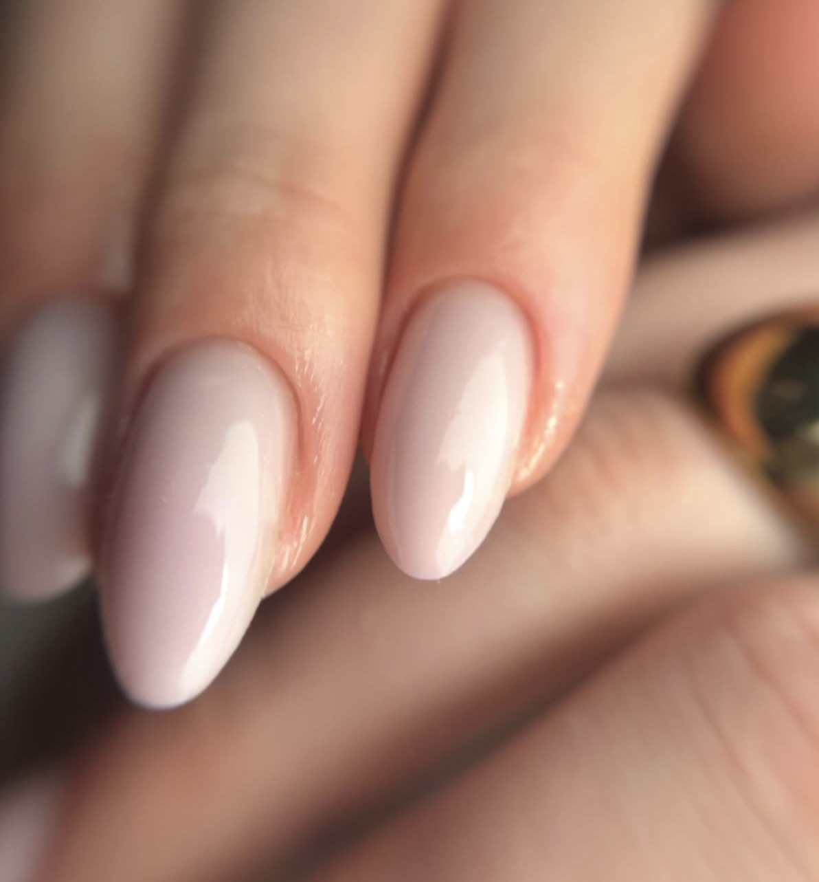 Amandelvormige BIAB-nagels in melkwit nude