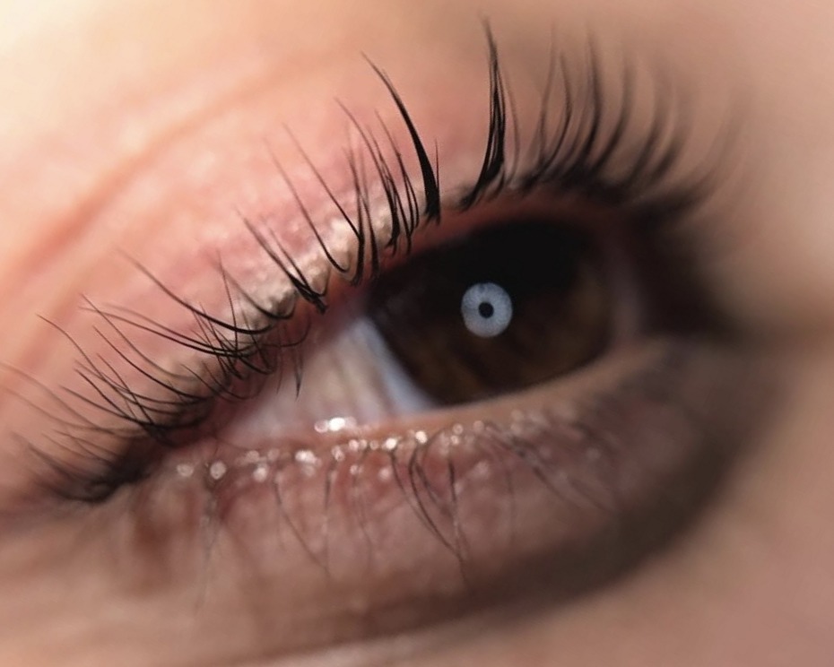 Close-up van een oog na een lash lift, de wimpers mooi omhoog gekruld